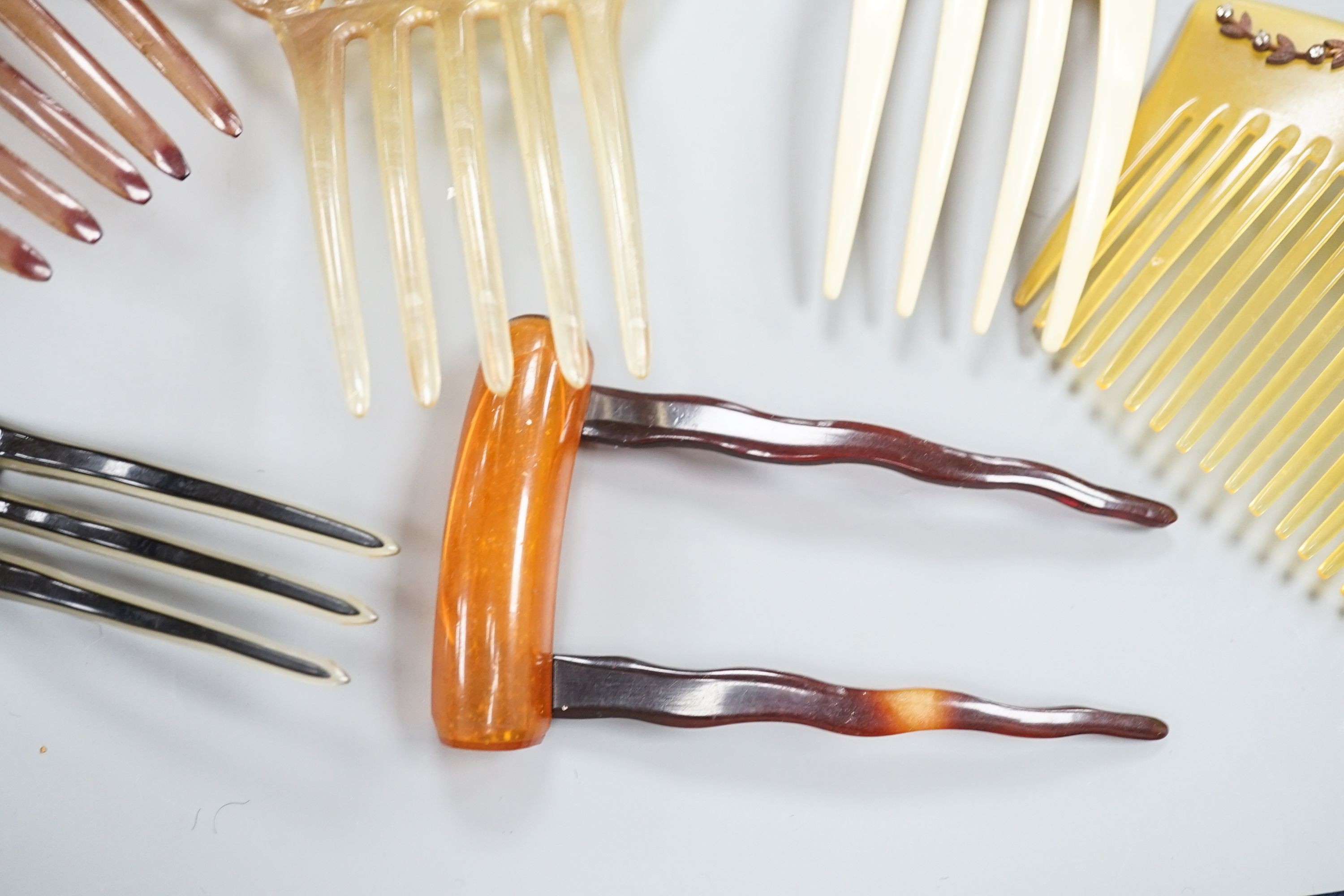 Three paste set hair combs and six others (9)